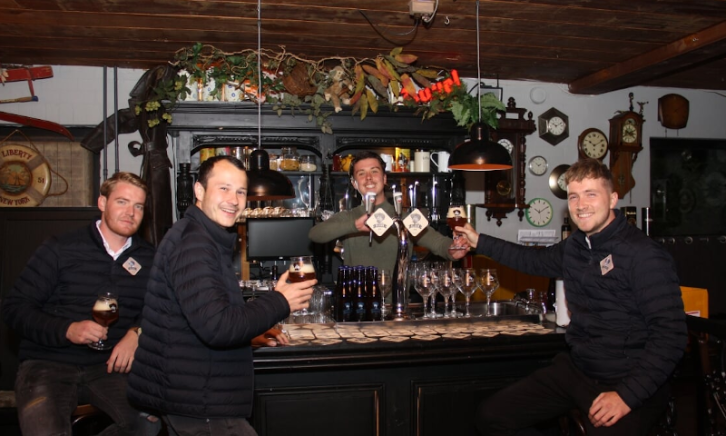 Brouwerij Blauw bier drinken aan de bar